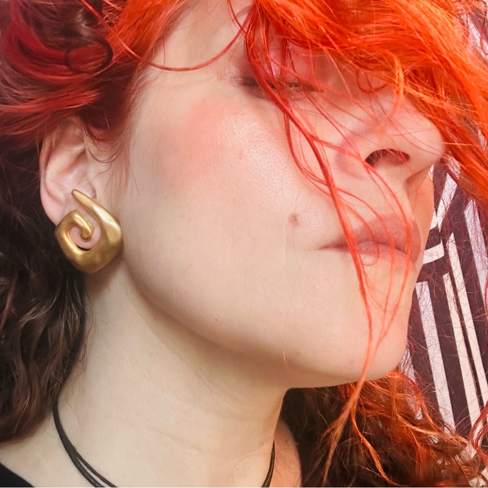 GOLDEN HOUR Vintage 80s Art Deco Revival 3D Swirl Clip-on Earrings - Picture 2 of 8